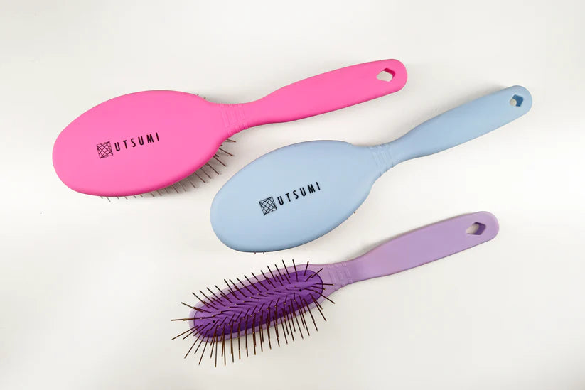 Utsumi long pin grooming brush for coat preparation and fluff drying collection